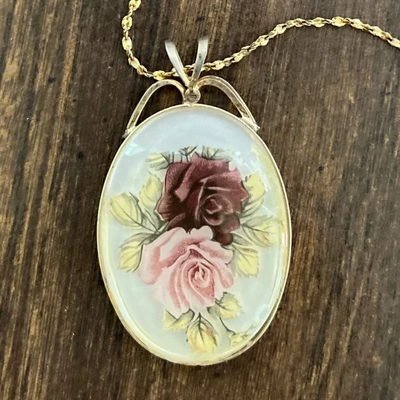 Vintage Oval Floral Rose Pendant Necklace – 14K Gold Plated Chain 🌹💜 - Picture 2 of 7